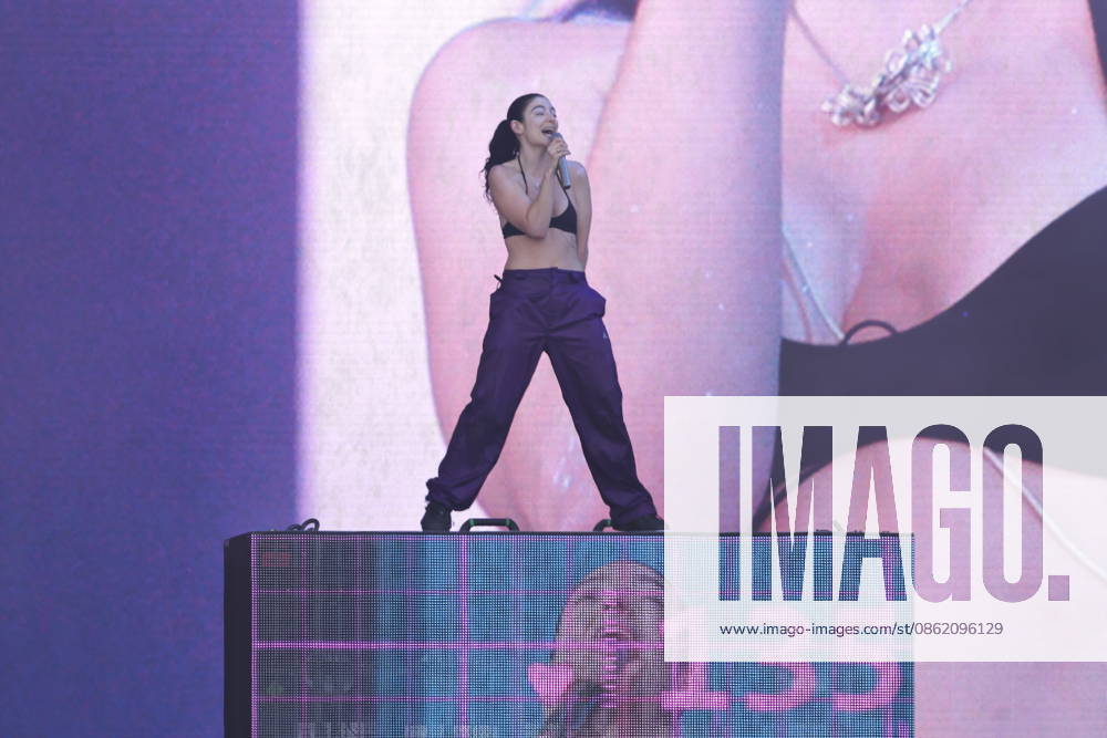 Lorde, Sängerin, im Konzert live auf dem Lollapalooza 2026, Olympiastadion, Berlin, Berlin