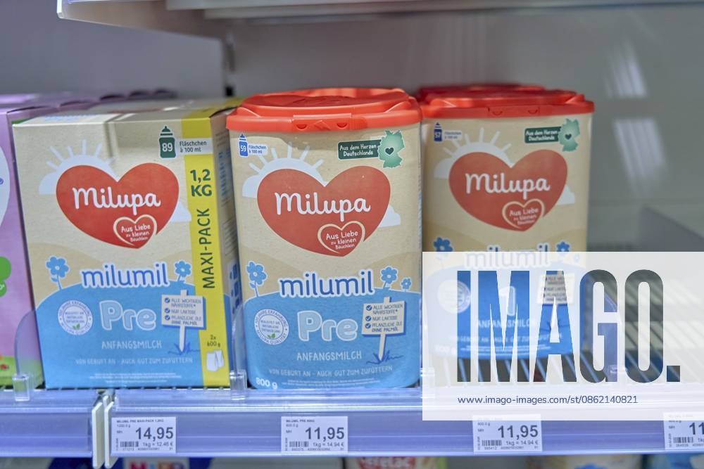Babynahrung, Babymilch, Milupa Milumil Anfangsmilch in herzförmigen Designs, blaue und beige Verpackung, Produkt einkaufen, Supermarkt Laden, Drogerie Markt, Rossmann, Deutschland Baby food, baby milk, Milupa Milumil starter milk in heart-shaped designs, blue and beige packaging, product shopping, supermarket shop, drugstore, Rossmann, Germany