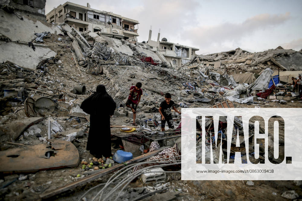 Israeli attacks continue in Gaza GAZA, PALESTINE - JULY 30 : Palestinians inspect the damage following Israeli airstrikes targeting civilian settlement areas in the Shatila (Shati) Refugee Camp on July 30, 2026 in Gaza, Palestine. Saeed M. M. T. Jaras Anadolu Gaza City Gaza. Editorial use only. Please get in touch for any other usage.
