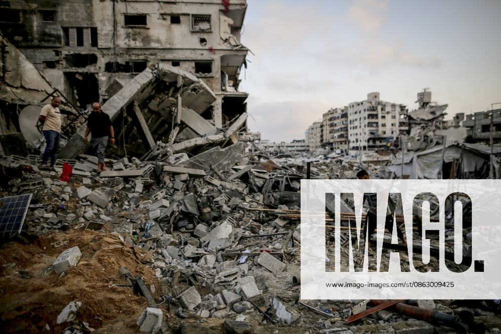 Israeli attacks continue in Gaza GAZA, PALESTINE - JULY 30 : Palestinians inspect the damage following Israeli airstrikes targeting civilian settlement areas in the Shatila (Shati) Refugee Camp on July 30, 2026 in Gaza, Palestine. Saeed M. M. T. Jaras Anadolu Gaza City Gaza. Editorial use only. Please get in touch for any other usage.