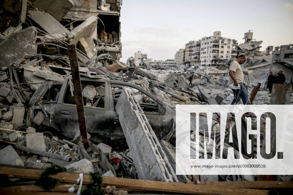 Israeli attacks continue in Gaza GAZA, PALESTINE - JULY 30 : Palestinians inspect the damage following Israeli airstrikes targeting civilian settlement areas in the Shatila (Shati) Refugee Camp on July 30, 2026 in Gaza, Palestine. Saeed M. M. T. Jaras Anadolu Gaza City Gaza. Editorial use only. Please get in touch for any other usage.