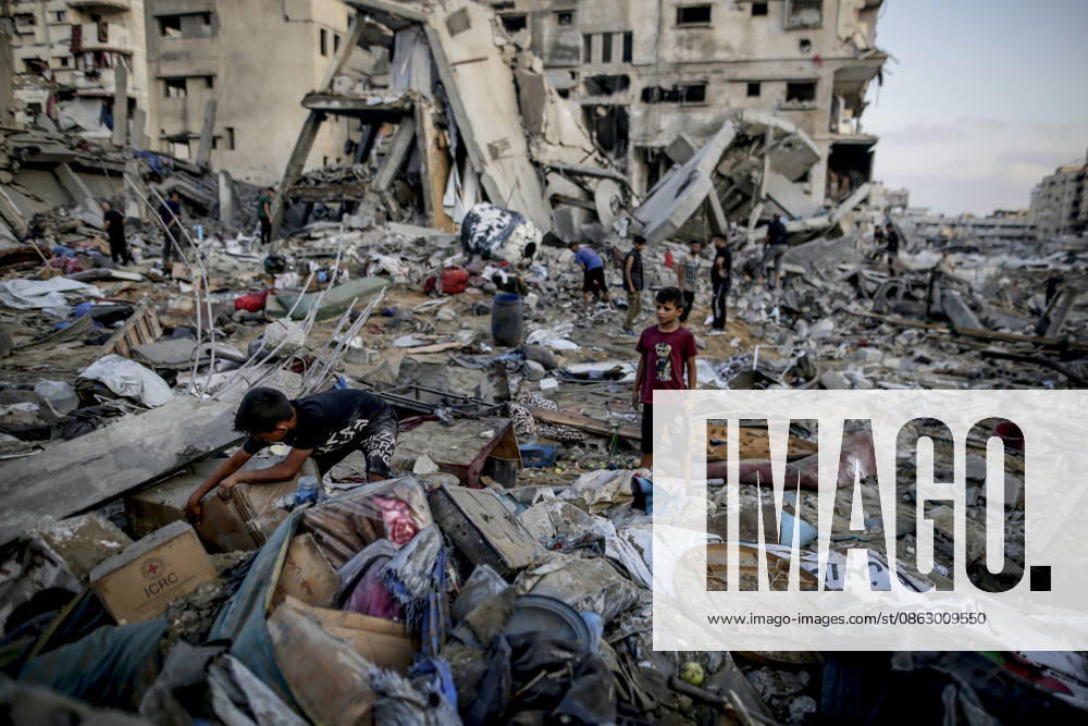 Israeli attacks continue in Gaza GAZA, PALESTINE - JULY 30 : Palestinians inspect the damage following Israeli airstrikes targeting civilian settlement areas in the Shatila (Shati) Refugee Camp on July 30, 2026 in Gaza, Palestine. Saeed M. M. T. Jaras Anadolu Gaza City Gaza. Editorial use only. Please get in touch for any other usage.