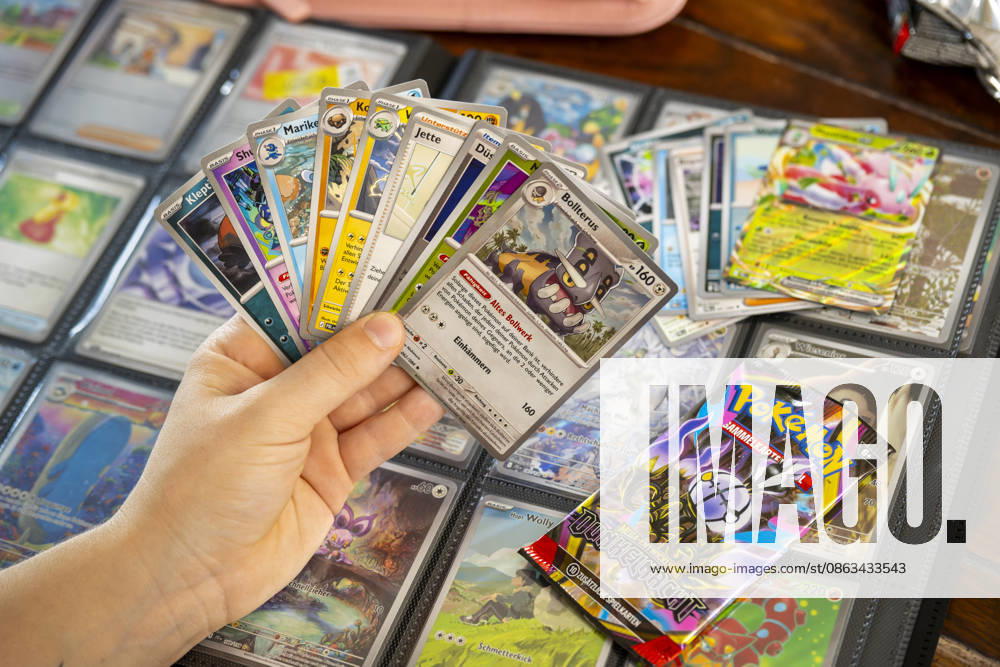 Deutschland, Bayern, Pokemon-Sammelkarten, eine Teenagerin sammelt begeistert Pokemon-Karten in ihrem Sammelheft. 05.08.2026, Pokemon 05.08.2026, Pokemon