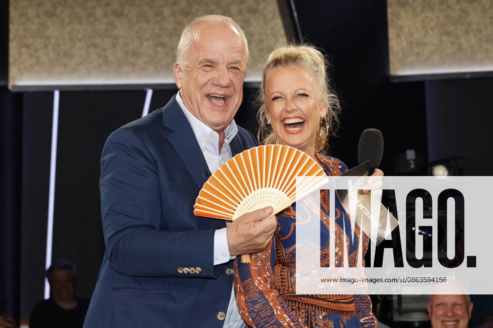 Hubertus Meyer Burckhardt und Barbara Schöneberger bei der Aufzeichnung der NDR Talk Show im NDR Fernsehstudio Lokstedt. Hamburg