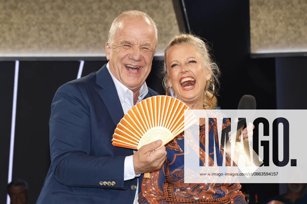 Hubertus Meyer Burckhardt und Barbara Schöneberger bei der Aufzeichnung der NDR Talk Show im NDR Fernsehstudio Lokstedt. Hamburg