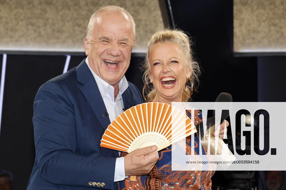 Hubertus Meyer Burckhardt und Barbara Schöneberger bei der Aufzeichnung der NDR Talk Show im NDR Fernsehstudio Lokstedt. Hamburg