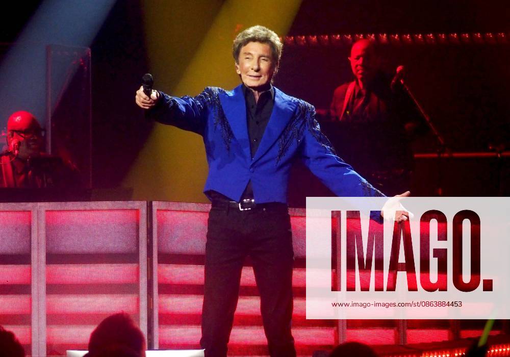 Barry Manilow on stage for Barry Manilow - The Last Duluth Concert, Gas South Arena, Duluth, GA, August 11, 2026. Photo By: Derek Storm Everett Collection Barry Manilow - The Last Duluth Concert PUBLICATIONXNOTxINxCANxCHNxFRAxITAxJPNxNORxPOLxRUSxESPxUKxUSA