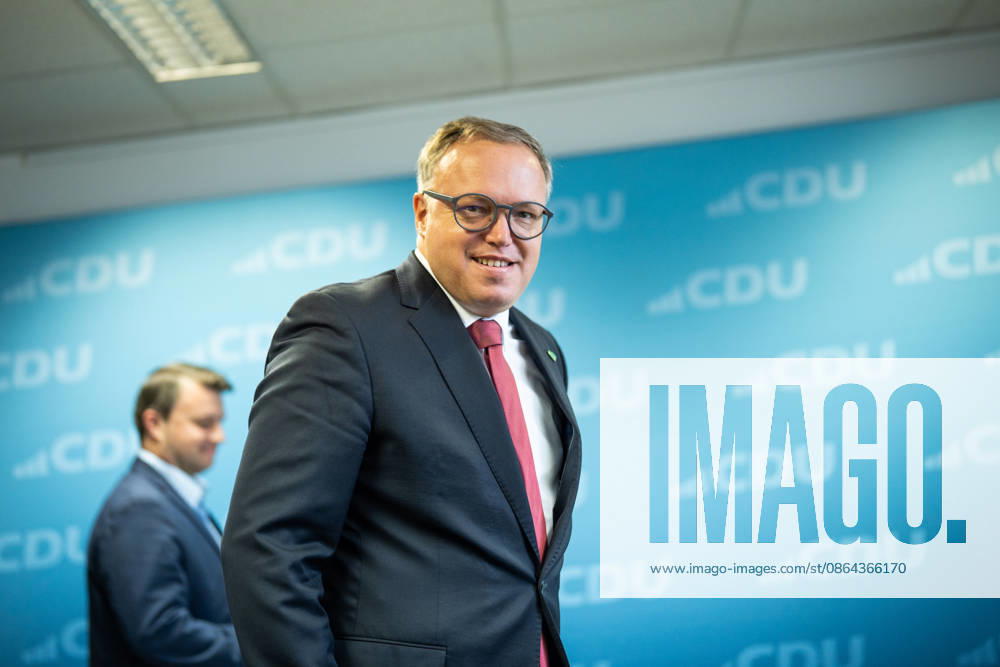 Mario Voigt, Ministerpräsident Thüringen, mit Niklas Waßmann, Generalsekretär CDU-Thüringen;Pressekonferenz des Ministerpräsidenten von Thüringen in der Landesgeschäftsstelle der CDU, Erfurt Thüringen Deutschland Landesgeschäftsstelle CDU Thür
