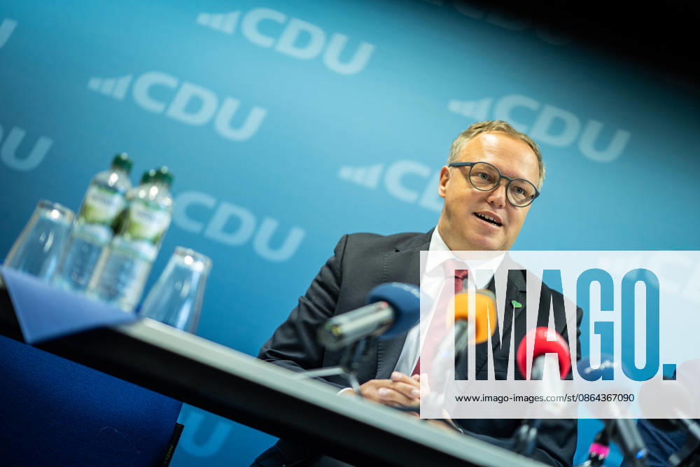 Mario Voigt, Ministerpräsident Thüringen, gibt in der CDU-Landesgeschäftsstelle eine Pressekonferenz;Pressekonferenz des Ministerpräsidenten von Thüringen in der Landesgeschäftsstelle der CDU, Erfurt Thüringen Deutschland Landesgeschäftsstelle CDU Thür