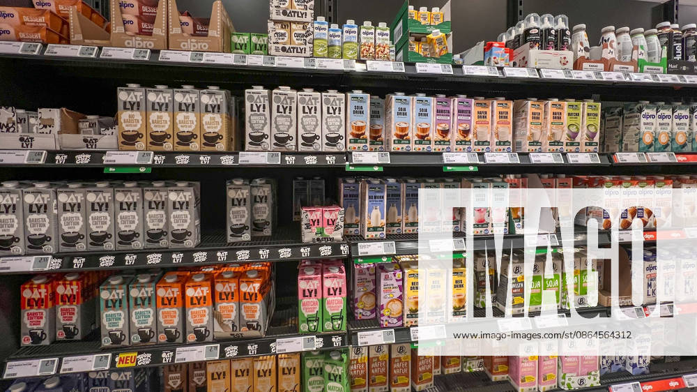 Braunschweig, Niedersachsen, Deutschland, Europa: Verkaufsregal mit pflanzlichen Milchalternativen und Barista-Getränken in einem deutschen Supermarkt. Hafer-, Soja-, Mandel-, Reis- und Kokosdrinks verschiedener Marken stehen geordnet im Kühl- bzw. Trockenregal mit Preisetiketten. Symbolbild für vegane Ernährung, pflanzliche Produkte, Lebensmittelhandel, Konsum, Ernährungstrends und Einzelhandel.