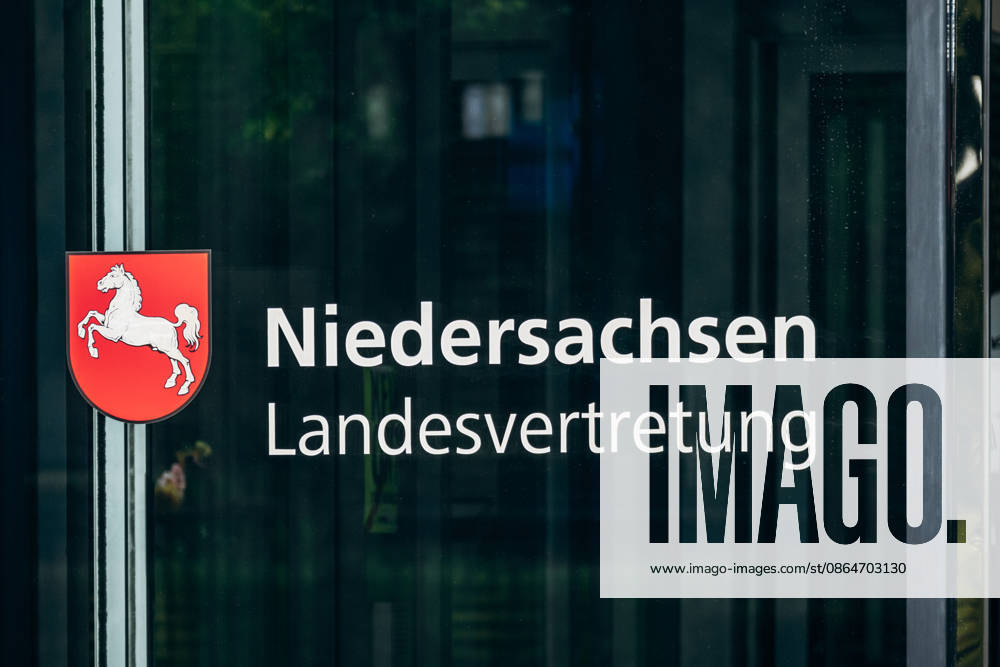 Berlin, Deutschland ? 23. April 2026: Eingangsschild der Landesvertretung Niedersachsen im deutschen Regierungsviertel. Berlin, Germany - April 23, 2026: Entrance sign of the Lower Saxony State Representation (Landesvertretung Niedersachsen) in the German government district. (License=RM)