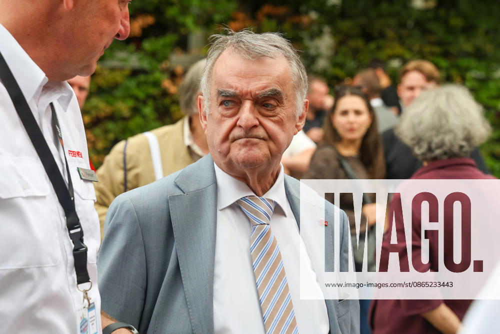 Nordrhein-Westfalen-Tag 2026. Feierlichkeiten zum 80-jährigen Jubiläum des Landes in Münster. Herbert Reul (CDU), Innenminister des Landes Nordrhein-Westfalen besucht die Blaulichtmeile auf dem Schlossplatz. Münster, Nordrhein-Westfalen, DEU, Deutschland