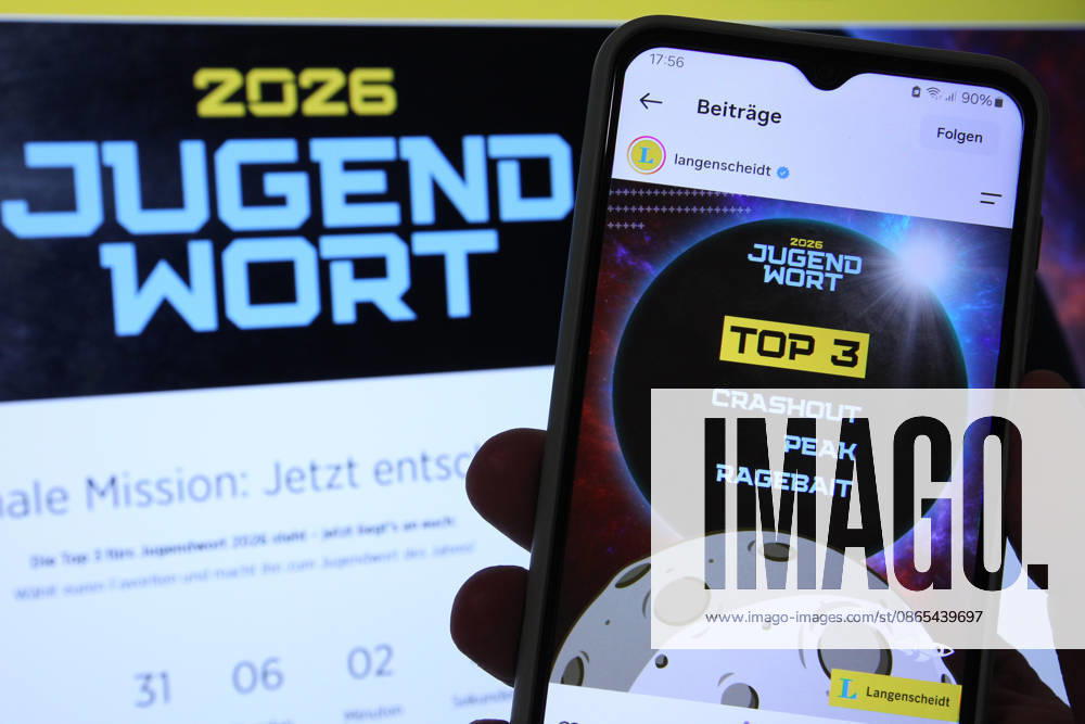 Auf einem Laptop wurde die Website vom Langenscheidt-Verlag aufgerufen mit der Wahl zum Jugendwort des Jahres aufgerufen. Davor wurde der Instagram-Account vom Langenscheidt-Verlag mit einem Post über die drei verbliebenden Begriffe (Ragebait, Peak oder Crashout) zu der Wahl aufgerufen. Symbolbild Symbolfoto. Schnelsen Hamburg