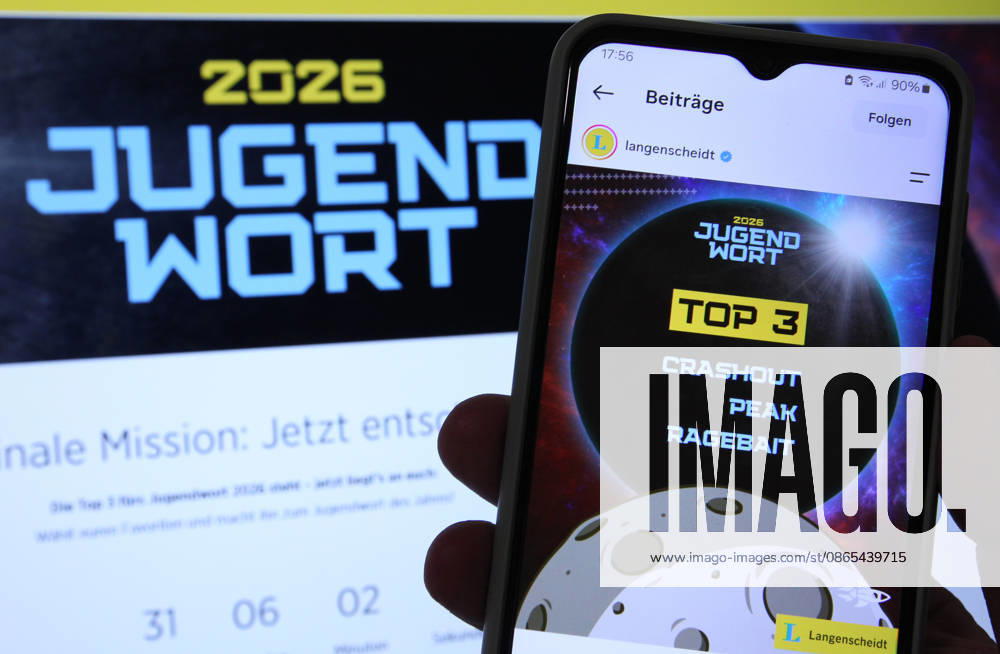 Auf einem Laptop wurde die Website vom Langenscheidt-Verlag aufgerufen mit der Wahl zum Jugendwort des Jahres aufgerufen. Davor wurde der Instagram-Account vom Langenscheidt-Verlag mit einem Post über die drei verbliebenden Begriffe (Ragebait, Peak oder Crashout) zu der Wahl aufgerufen. Symbolbild Symbolfoto. Schnelsen Hamburg