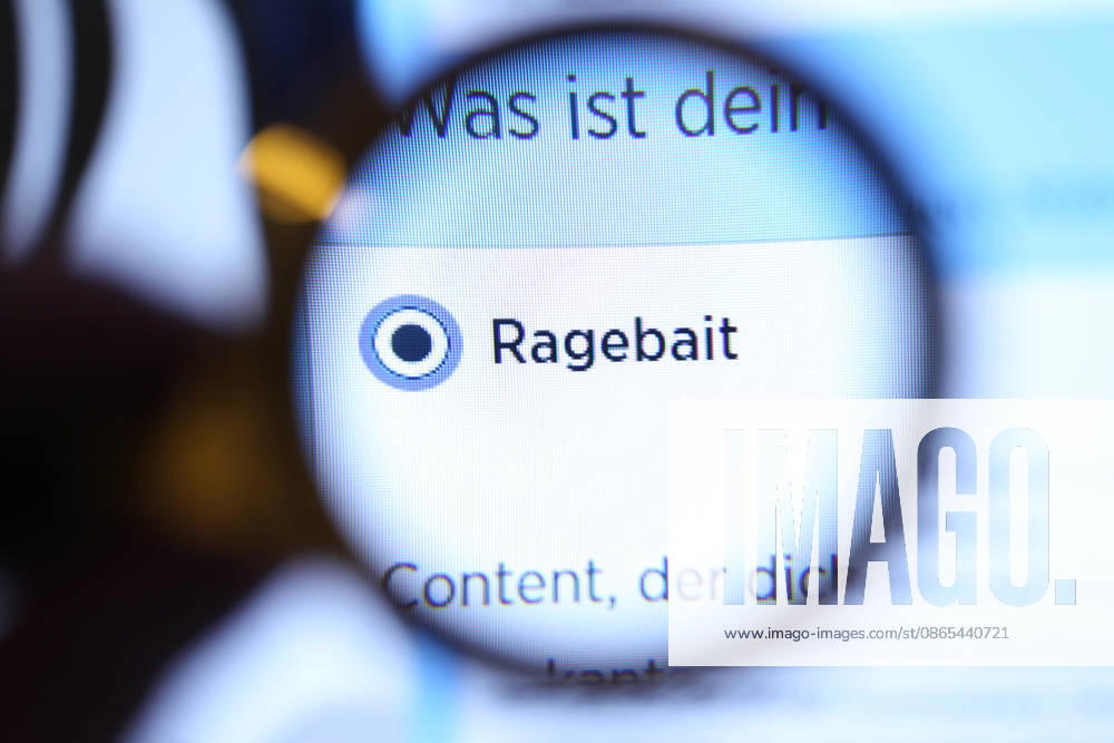 Auf einem Laptop wurde die Website vom Langenscheidt-Verlag aufgerufen. Dort ruft der Verlag dazu auf, über das Jugendwort des Jahres 2026 abzustimmen. Eine Lupe zeigt auf den Begriff Ragebait. Symbolbild Symbolfoto. Schnelsen Hamburg