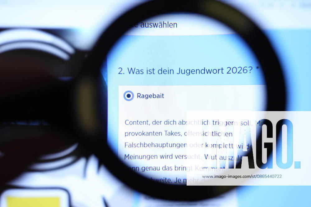 Auf einem Laptop wurde die Website vom Langenscheidt-Verlag aufgerufen. Dort ruft der Verlag dazu auf, über das Jugendwort des Jahres 2026 abzustimmen. Eine Lupe zeigt auf den Begriff Ragebait. Symbolbild Symbolfoto. Schnelsen Hamburg