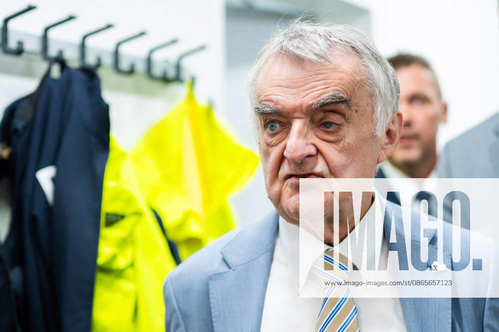 Nordrhein-Westfalens Innenminister Herbert Reul bei der Einweihungsfeier der Polizeiwache Löhne. , Löhne Nordrhein-Westfalen Deutschland Polizeiwache