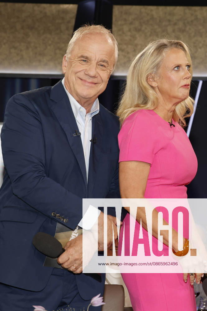 Hubertus Meyer-Burckhardt und Barbara Schöneberger bei der Aufzeichnung der NDR Talk Show im NDR Fernsehstudio Lokstedt. Hamburg