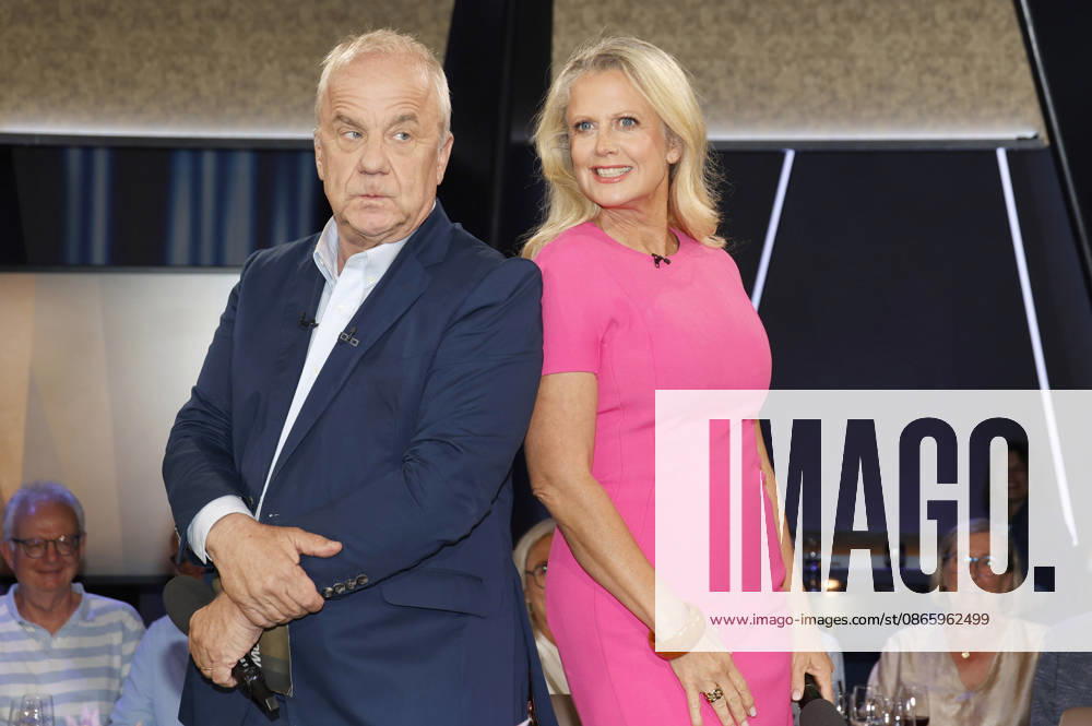 Hubertus Meyer-Burckhardt und Barbara Schöneberger bei der Aufzeichnung der NDR Talk Show im NDR Fernsehstudio Lokstedt. Hamburg