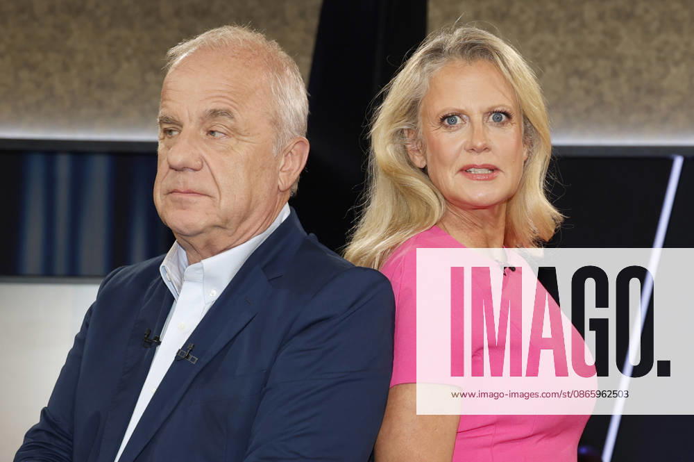 Hubertus Meyer-Burckhardt und Barbara Schöneberger bei der Aufzeichnung der NDR Talk Show im NDR Fernsehstudio Lokstedt. Hamburg
