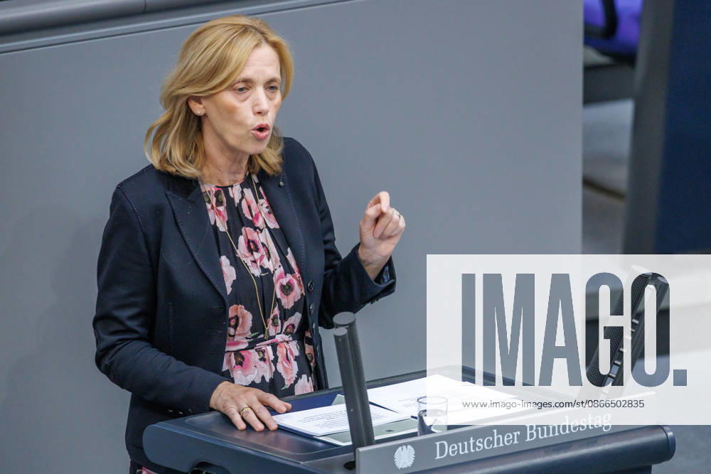 Bundestag Karin Prien (CDU), Bundesfamilienministerin im Deutschen Bundestag am 10.09.26 in Berlin. Berlin Berlin Deutschland Bundestag