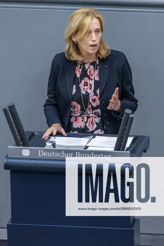 Bundestag Karin Prien (CDU), Bundesfamilienministerin im Deutschen Bundestag am 10.09.26 in Berlin. Berlin Berlin Deutschland Bundestag
