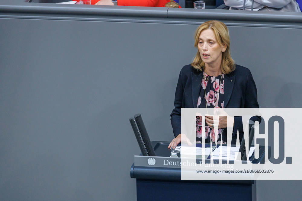 Bundestag Karin Prien (CDU), Bundesfamilienministerin im Deutschen Bundestag am 10.09.26 in Berlin. Berlin Berlin Deutschland Bundestag