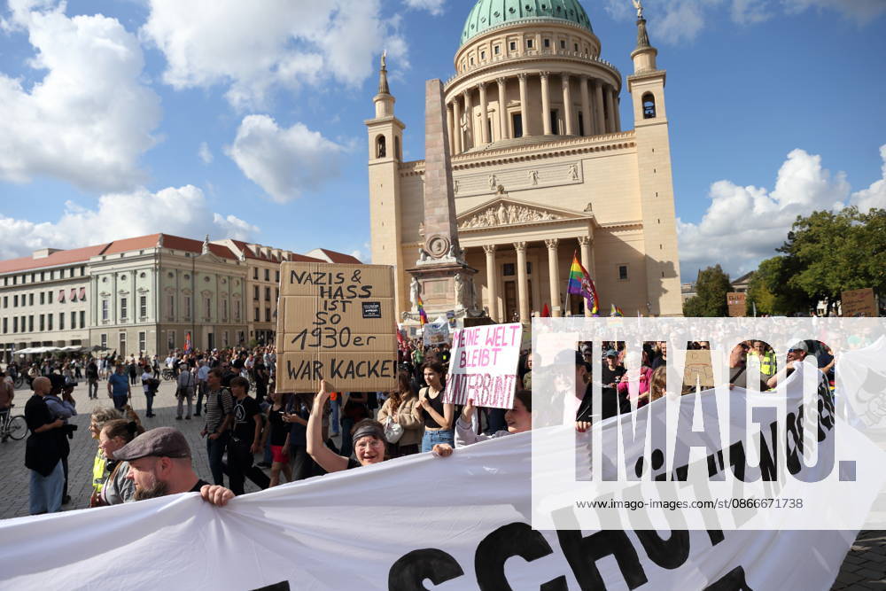 Demonstranten laufen mit Banner Prüf heute. Schütz morgen! um den Landtag während einer Demonstration für die Überprüfung rechtsextremer Parteien durch das Bundesverfassungsgericht, Alter Markt, Potsdam, 12. September 2026. Prüf-Demo in Potsdam