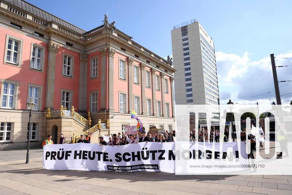 Demonstranten laufen mit Banner Prüf heute. Schütz morgen! um den Landtag während einer Demonstration für die Überprüfung rechtsextremer Parteien durch das Bundesverfassungsgericht, Alter Markt, Potsdam, 12. September 2026. Prüf-Demo in Potsdam
