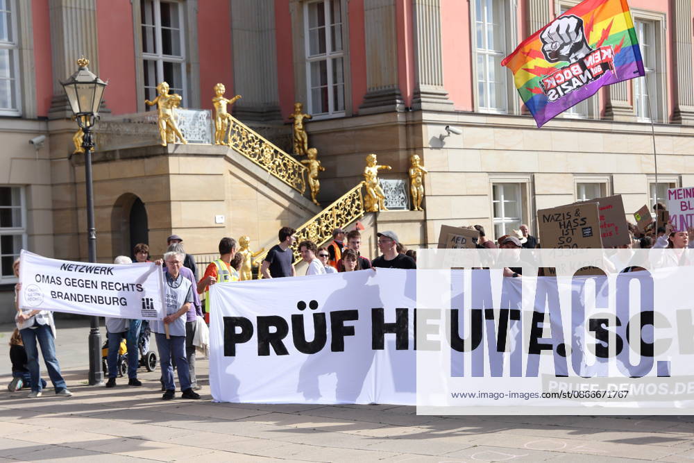 Demonstranten laufen mit Banner Prüf heute. Schütz morgen! um den Landtag während einer Demonstration für die Überprüfung rechtsextremer Parteien durch das Bundesverfassungsgericht, Alter Markt, Potsdam, 12. September 2026. Prüf-Demo in Potsdam