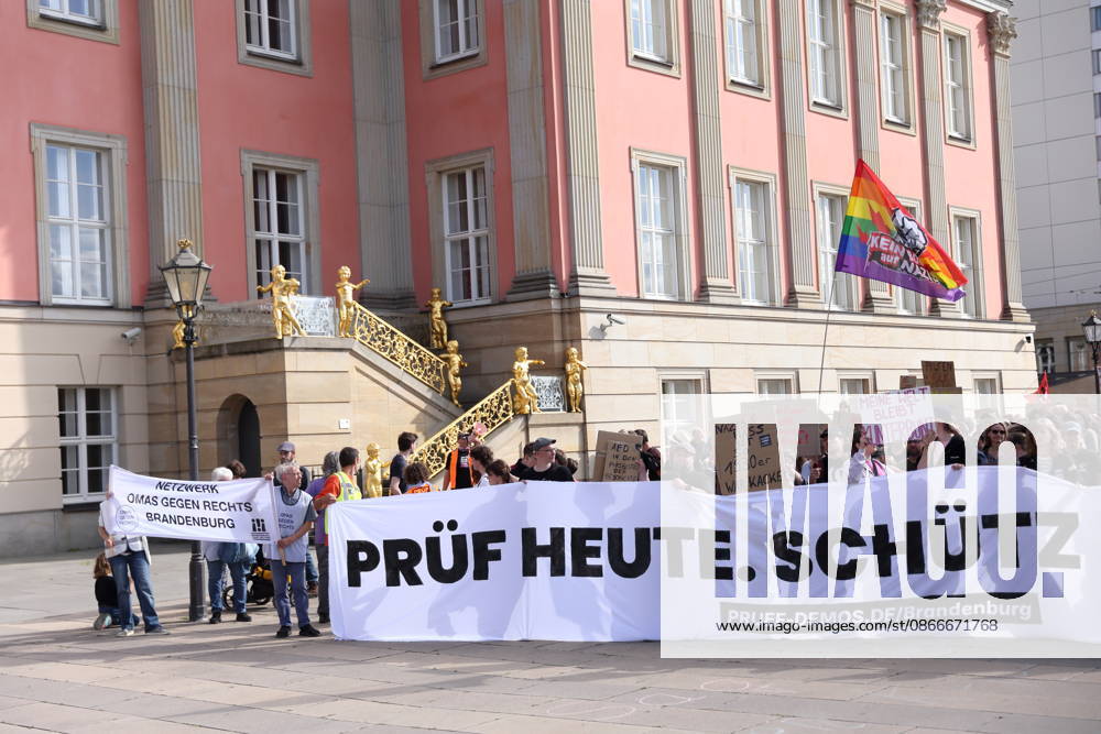 Demonstranten laufen mit Banner Prüf heute. Schütz morgen! um den Landtag während einer Demonstration für die Überprüfung rechtsextremer Parteien durch das Bundesverfassungsgericht, Alter Markt, Potsdam, 12. September 2026. Prüf-Demo in Potsdam