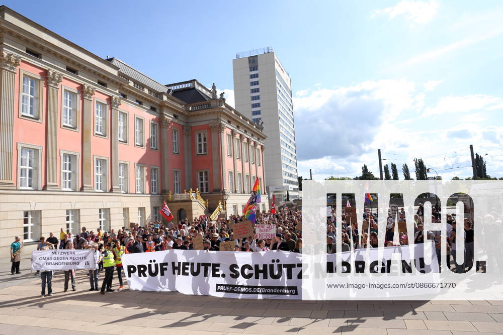 Demonstranten laufen mit Banner Prüf heute. Schütz morgen! um den Landtag während einer Demonstration für die Überprüfung rechtsextremer Parteien durch das Bundesverfassungsgericht, Alter Markt, Potsdam, 12. September 2026. Prüf-Demo in Potsdam