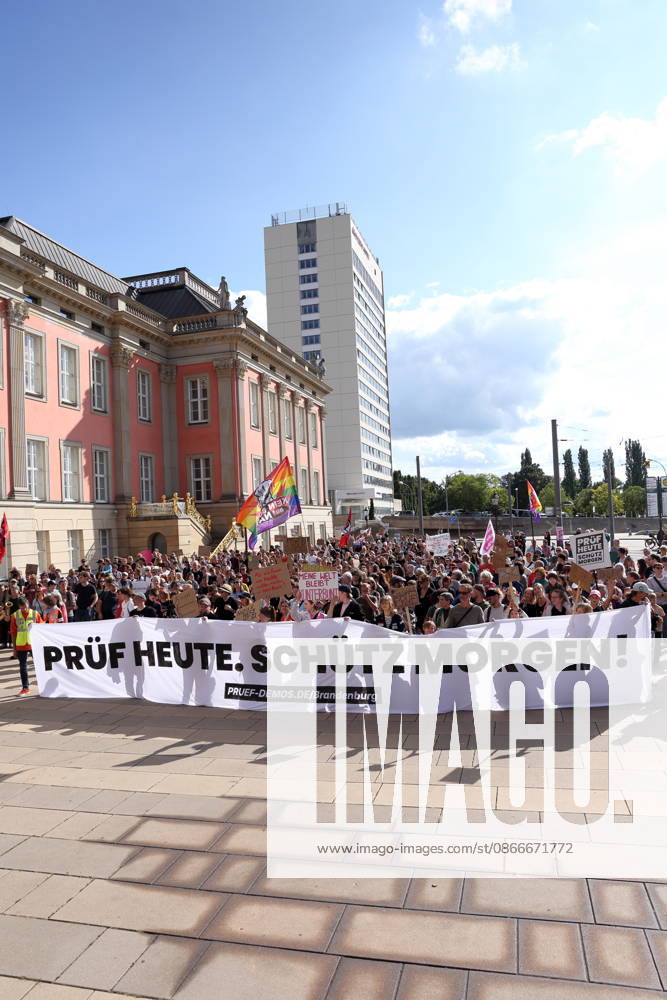 Demonstranten laufen mit Banner Prüf heute. Schütz morgen! um den Landtag während einer Demonstration für die Überprüfung rechtsextremer Parteien durch das Bundesverfassungsgericht, Alter Markt, Potsdam, 12. September 2026. Prüf-Demo in Potsdam