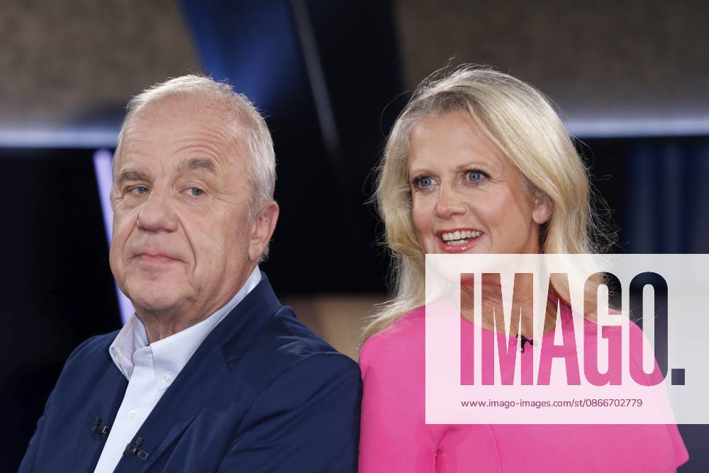 Hubertus Meyer-Burckhardt und Barbara Schöneberger, Moderatoren in der Fernsehsendung NDR Talk Show in den NDR Studios, Hamburg, Deutschland Hubertus Meyer-Burckhardt and Barbara Schöneberger, presenters on the television program NDR Talk Show at NDR Studios, Hamburg, Germany