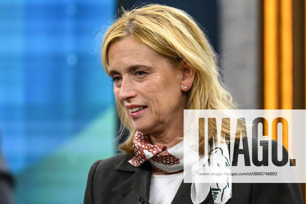 Im Bild v.l.: Karin Prien, Bundesministerin für Bildung, Familie, Senioren, Frauen und Jugend, CDU, GER, Berlin, Studio, zu Gast bei - Caren Miosga, Polittalk, TV, Format, Das Erste, aus Berlin Adlershof - am Studio 20, Thema: Nach Sachsen-Anhalt: Wackeln jetzt die Reformen? 13.09.2026,