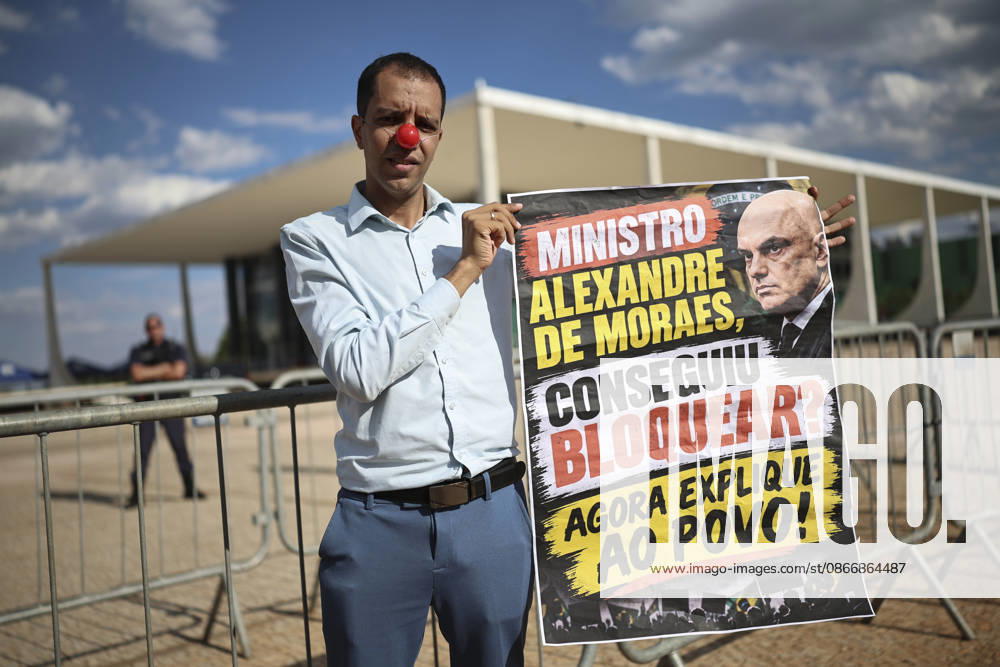 Brazilian President Lula da Silva attends a ceremony at the Planalto Palace in Brasilia BRASILIA, BRAZIL - SEPTEMBER 14: Lawyer Alex Lima, wearing a clown nose, holds a banner as he demonstrates outside Brazil s Supreme Federal Court against Justice of the Supreme Federal Court, Alexandre de Moraes, in Brasilia, Brazil, September 14, 2026. Mateus Bonomi Anadolu Brasilia Brazil. Editorial use only. Please get in touch for any other usage.