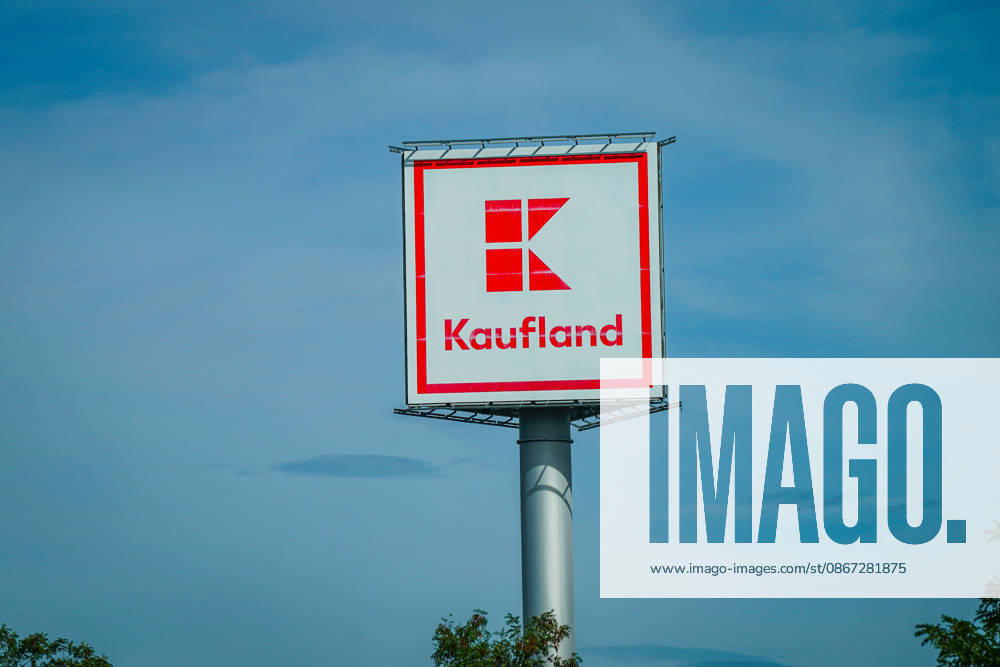 Kaufland-Werbeschild mit Firmenlogo und Schriftzug vor blauem Himmel. Kaufland, Logo, Firmenlogo, Schriftzug, Werbeschild, Werbung, Einzelhandel, Lebensmittelhandel, Supermarkt, Verbrauchermarkt, Discounter, Handelskonzern, Schwarz Gruppe, Lebensmittel, Einkauf, Konsum, Verbraucher, Handel, Wirtschaft, Unternehmen, Marke, Filiale, Einzelhandelskette, Symbolfoto, Außenansicht.