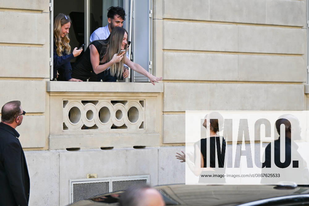 Celine Dion Leaves Her Hotel - Paris Celine Dion spend time with fans before her concert, at hotel Royal Monceau in Paris, France on September 23, 2026. Photo by Lionel Urman ABACAPRESS.COM Paris France