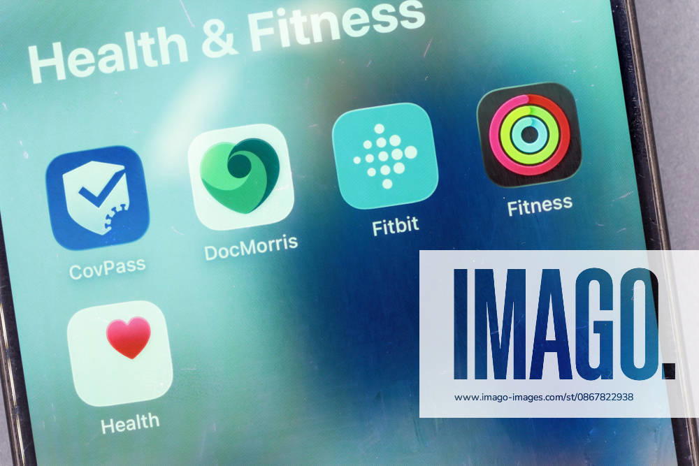 Germany - December 22nd, 2025: Smartphone-Bildschirm, der Symbole von Anwendungen für Gesundheit, Fitness und Medizin anzeigt