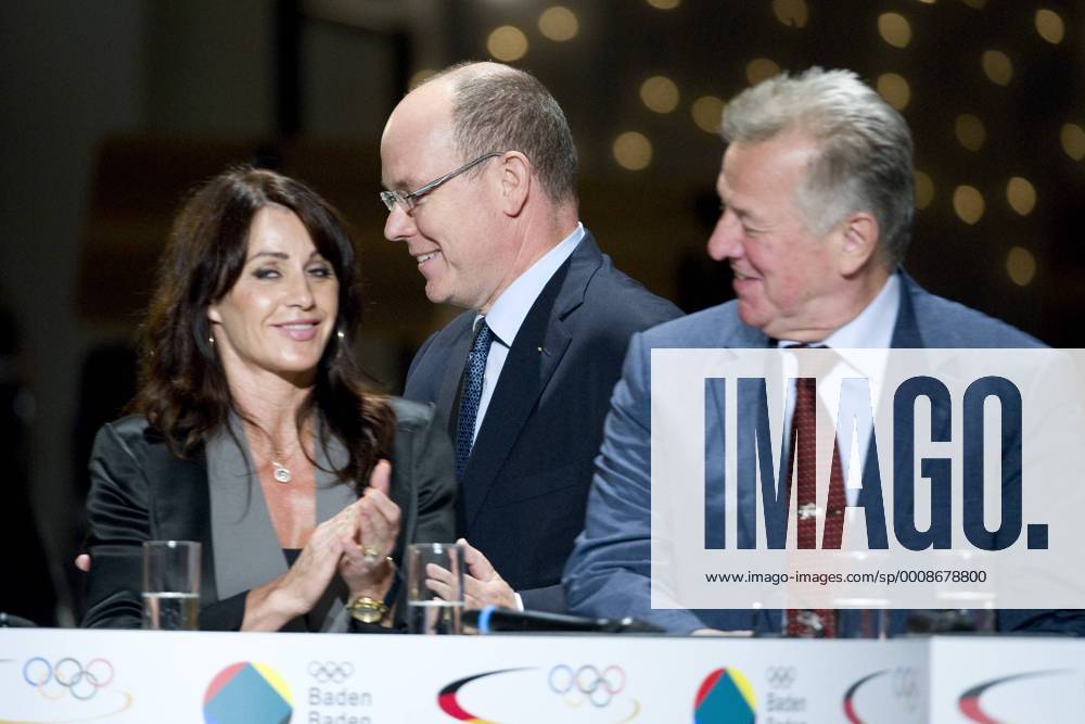 Fürst Albert II. VON MONACO (mi.) geht an Nadia COMANECI (li., Olympiasiegerin Turnen, ROM) und Pal SCHMITT (Staatspräsident HUN) vorbei, Gestik, Geste, Brustbild, Querformat, Deutscher Olympischer SportBund feiert 30 Jahre Olympischer Kongress am 28.09.2011 in Baden-Baden Deutschland