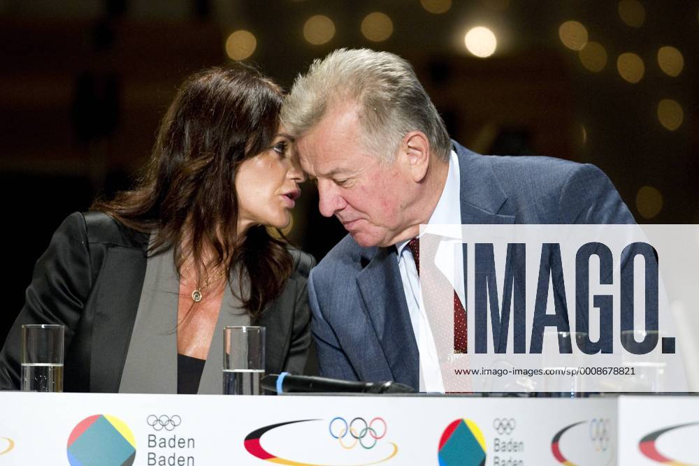 Nadia COMANECI (li., Olympiasiegerin Turnen, ROM) redet mit Pal SCHMITT (Staatspräsident HUN), Unterhaltung, reden, Gespräch, Gespräch, Brustbild, Deutscher Olympischer SportBund feiert 30 Jahre Olympischer Kongress am 28.09.2011 in Baden-Baden Deutschland
