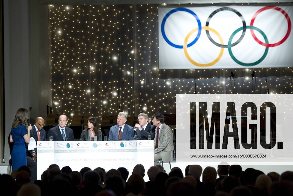 V.l. Franziska SCHENK (Moderatorin), Kip KEINO (verdeckt, Olympiasieger Leichtathletik, KEN), Fürst Albert II. VON MONACO, Nadia COMANECI (Olympiasiegerin Turnen, ROM), Pal SCHMITT (Staatspräsident HUN), Dr. Thomas BACH (DOSB-Präsident), Nadia COMANECI (Olympiasiegerin Turnen, ROM) während der Podiumsdiskussion, halbe Figur, Halbfigur, Querformat, Deutscher Olympischer SportBund feiert 30 Jahre Olympischer Kongress am 28.09.2011 in Baden-Baden Deutschland