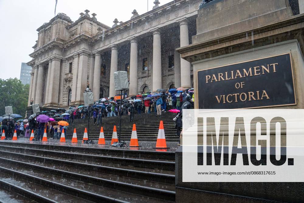 MELBOURNE, AUSTRALIA, OCTOBER 1, 2026: Doctors gather outside the Parliament of Victoria during a statewide four-hour work stoppage over stalled pay negotiations and working conditions in public hospitals. Doctors and their unions have raised concerns over long working hours, fatigue and conditions they say can affect patient safety, while negotiations with the Victorian government have remained unresolved after more than a year. Melbourne Australia - ZUMAq101 20261001_zna_q101_104