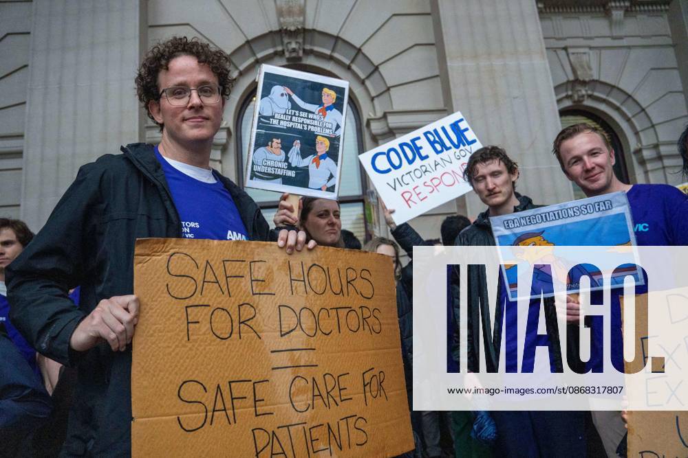 MELBOURNE, AUSTRALIA, OCTOBER 1, 2026: Doctors gather outside the Parliament of Victoria during a statewide four-hour work stoppage over stalled pay negotiations and working conditions in public hospitals. Doctors and their unions have raised concerns over long working hours, fatigue and conditions they say can affect patient safety, while negotiations with the Victorian government have remained unresolved after more than a year. Melbourne Australia - ZUMAq101 20261001_zna_q101_105