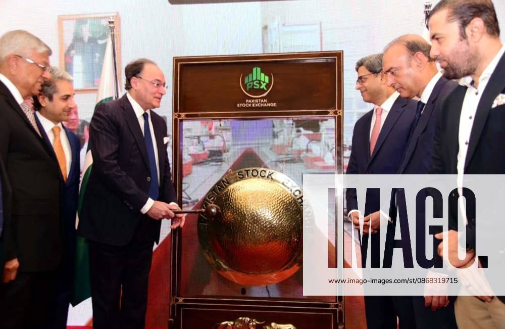 Federal Minister for Finance and Revenue, Senator Muhammad Aurangzeb Participates in Gong Ceremony for Naya Nazimabad Apartments REIT Listing at Pakistan Stock Exchange Organized by Arif Habib Corporation Pakistan - ZUMAas3_ 20261001_zaf_as3_010