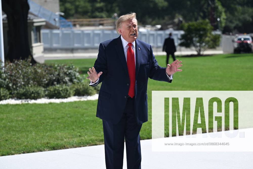 U.S. President Donald Trump talks to the media before boarding Marine One on the South Lawn of the White House in Washington, DC, United States, on October 1, 2026. President Trump heads to Texas to visit Peterbilt Motors in Denton to highlight manufacturing and his economic agenda. Washington USA - ZUMAs197 20261001_aaa_s197_190