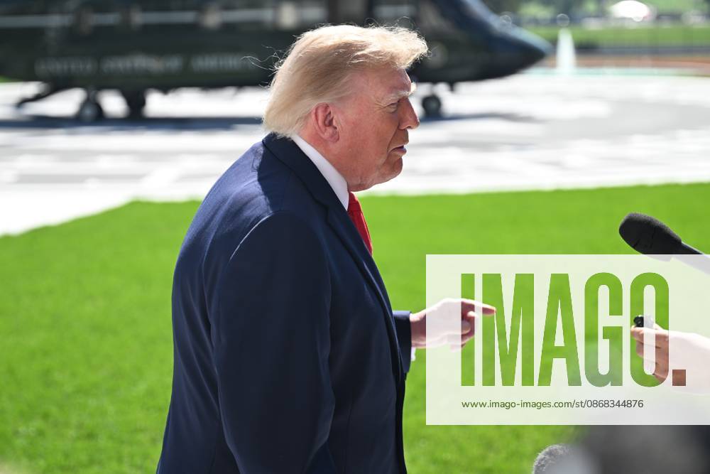 U.S. President Donald Trump talks to the media before boarding Marine One on the South Lawn of the White House in Washington, DC, United States, on October 1, 2026. President Trump heads to Texas to visit Peterbilt Motors in Denton to highlight manufacturing and his economic agenda. Washington USA - ZUMAs197 20261001_aaa_s197_201