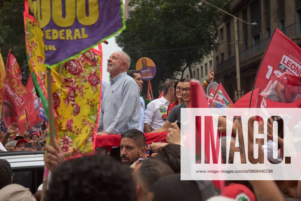 RIO DE JANEIRO, BRAZIL, OCTOBER 2, 2026: Brazilian President and presidential candidate Luiz Inacio Lula da Silva leads a campaign march through central Rio de Janeiro, travelling from Candelaria toward Cinelandia as thousands of supporters gather ahead of the first round of Brazil s general election. Lula, who is seeking re-election, used the event to mobilize supporters two days before voters head to the polls on October 4. Rio De Janeiro Brazil - ZUMAq101 20261002_zna_q101_220