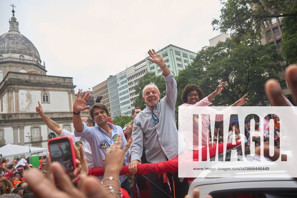 RIO DE JANEIRO, BRAZIL, OCTOBER 2, 2026: Brazilian President and presidential candidate Luiz Inacio Lula da Silva leads a campaign march through central Rio de Janeiro, travelling from Candelaria toward Cinelandia as thousands of supporters gather ahead of the first round of Brazil s general election. Lula, who is seeking re-election, used the event to mobilize supporters two days before voters head to the polls on October 4. Rio De Janeiro Brazil - ZUMAq101 20261002_zna_q101_215