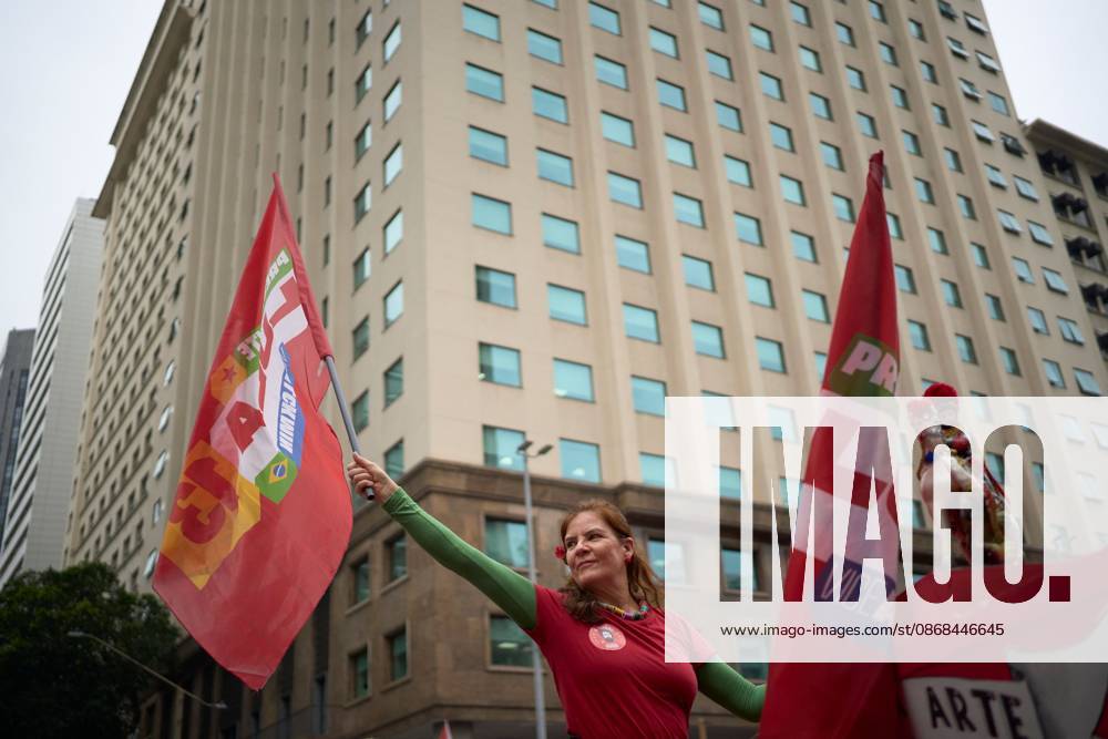 RIO DE JANEIRO, BRAZIL, OCTOBER 2, 2026: Brazilian President and presidential candidate Luiz Inacio Lula da Silva leads a campaign march through central Rio de Janeiro, travelling from Candelaria toward Cinelandia as thousands of supporters gather ahead of the first round of Brazil s general election. Lula, who is seeking re-election, used the event to mobilize supporters two days before voters head to the polls on October 4. Rio De Janeiro Brazil - ZUMAq101 20261002_zna_q101_210